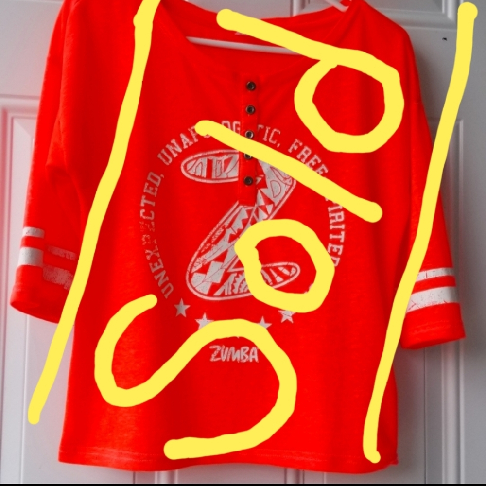 IS SOLD OUT  (ZUMBA T -SHIRT SIZE S )ESTE TOP ESTA AGOTADO